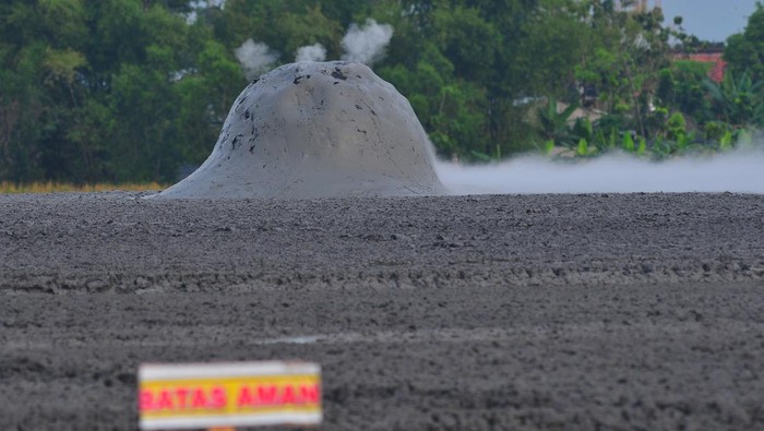 Bledug Kuwu, Fenomena Letupan Lumpur Panas Jadi Daya Tarik Wisata Wisatawan mengamati letupan lumpur panas di obyek wisata Bledug Kuwu, Kradenan, Grobogan, Jawa Tengah, Kamis (4/5/2023). Bledug Kuwu merupakan situs geologi untuk melihat fenomena alam gunung api lumpur
