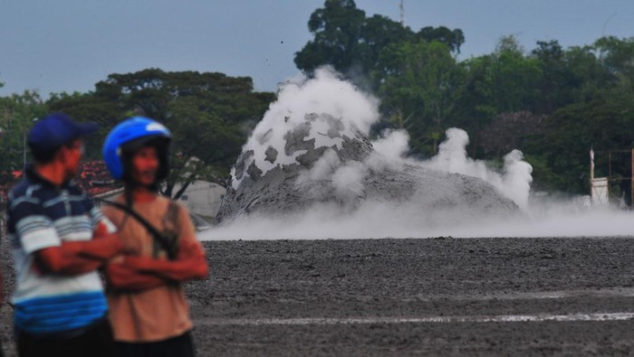 Wisatawan mengamati letupan lumpur panas di obyek wisata Bledug Kuwu, Kradenan, Grobogan, Jawa Tengah, Kamis (4/5/2023). Bledug Kuwu merupakan situs geologi untuk melihat fenomena alam gunung api lumpur 