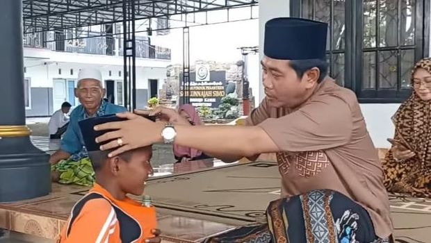 Momen Kocak Bocah Pertalite Dapat Peci dari Kiai Anwar: Sangune Durung
