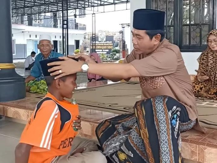 Momen Kocak Bocah Pertalite Dapat Peci dari Kiai Anwar: Sangune Durung