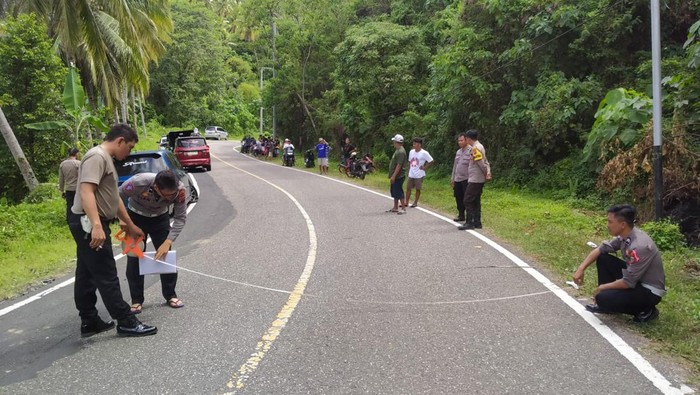 Pemotor wanita Mastini Abraham (46) di Bolaang Mongondow Timur (Boltim), Sulawesi Utara (Sulut) tewas ditabrak mobil.