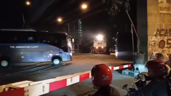 Bus TNI AL terobos pelintasan KA Malang