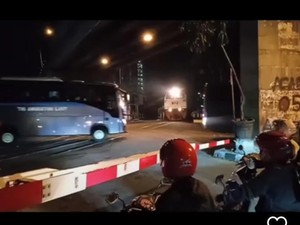 Viral 2 Bus TNI AL Terobos Pelintasan KA di Kota Malang