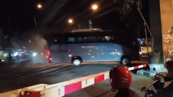 Bus TNI AL terobos pelintasan KA Malang
