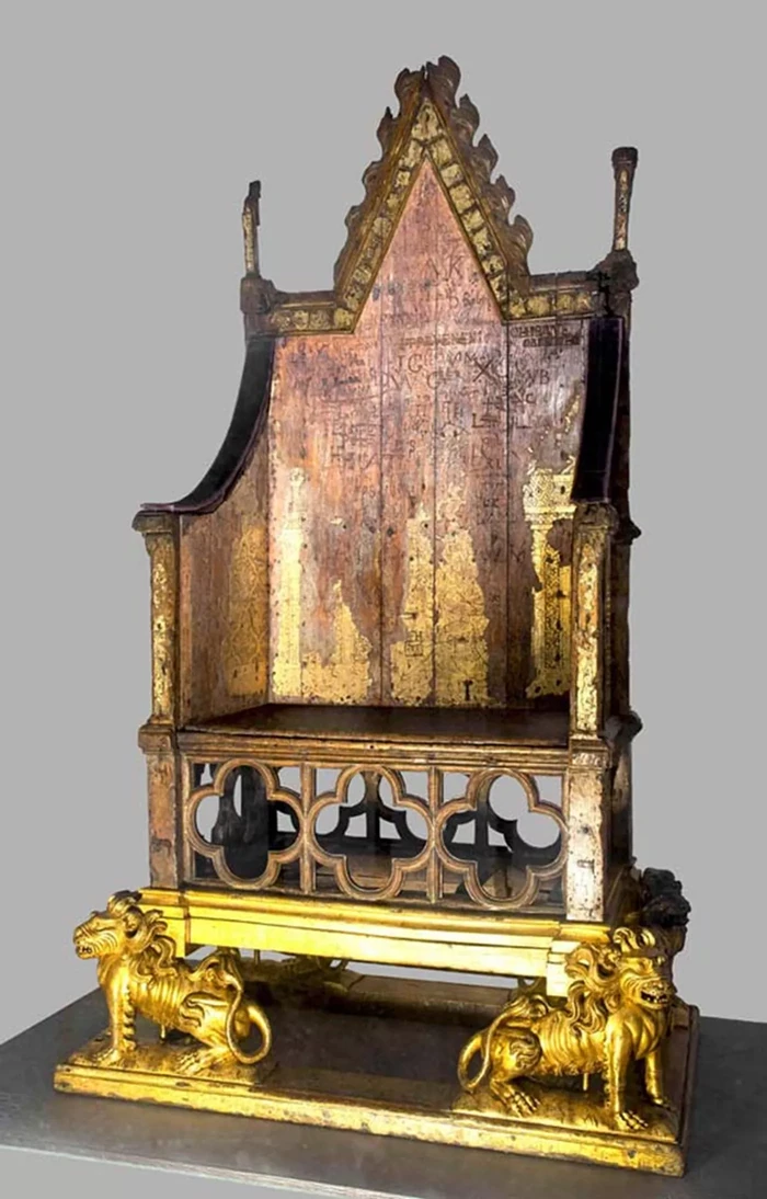 Coronation chair atau kursi penobatan raja dan ratu Inggris