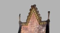 Kursi St Edward atau Kursi penobatan dibuat atas perintah Edward I yang memerintah Kerajaan Inggris dari tahun 1272 hingga 1307. Kursi St Edward, nama kursi penobatan ini dibuat tahun 1309 setinggi 2 meter atau sekitar 6 kaki. Sejak dibuat, kursi tersebut telah digunakan pada hampir setiap upacara penobatan raja dan ratu Inggris. Terdapat 38 upacara penobatan raja-ratu Inggris yang telah digelar di gereja Westminster Abbey, terakhir penobatan Ratu Elizabeth II. Foto: (Dok Westminster Abbey)