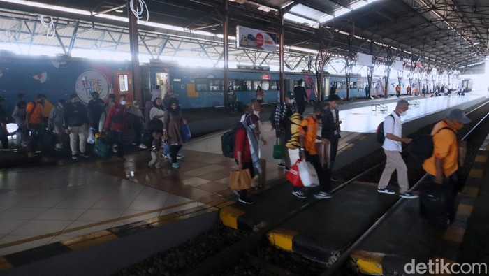 Sejumlah penumpang turun dari kereta api saat arus mudik di Stasiun Purwokerto, Minggu (16/4/2023).