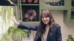 10 Potret Dapur Dakota Johnson yang Serba Hijau dan Penuh Barang Antik