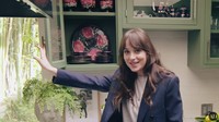 Dakota Johnson ternyata juga kolektor berbagai peralatan unik dan antik. Ia memiliki satu set alat makan dengan motif yang antik dan sulit ditemukan di tempat lain. Foto: YouTube/Architectural Digest