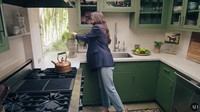 Untuk menambah kesan asri, ia sengaja meletakkan tanaman hias di dapurnya. Menggunakan pot berbentuk wajah manusia, ia tak lupa menyiram tanamannya setiap berada di dapur. Foto: YouTube/Architectural Digest