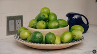Ia juga memiliki persediaan jeruk lemon yang banyak. Jeruk tersebut berasal dari pohon di halaman rumahnya yang dipanen dengan tangannya sendiri. Foto: YouTube/Architectural Digest