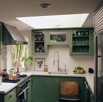 Dapur Dakota Johnson 10 Potret Dapur Dakota Johnson yang Serba Hijau dan Penuh Barang Antik