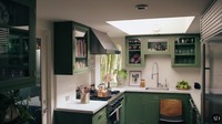 Tak disangka setelah diterapkan, hasilnya justru bagus. Dapurnya yang minimalis begitu lengkap dengan peralatan makan dan memasak. Foto: YouTube/Architectural Digest