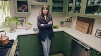 Masuk ke area dapur, Dakota Johnson memiliki dapur dengan dominasi warna hijau. Awalnya ia menyebut bahwa warna hijau adalah warna yang konyol untuk sebuah dapur. Foto: YouTube/Architectural Digest