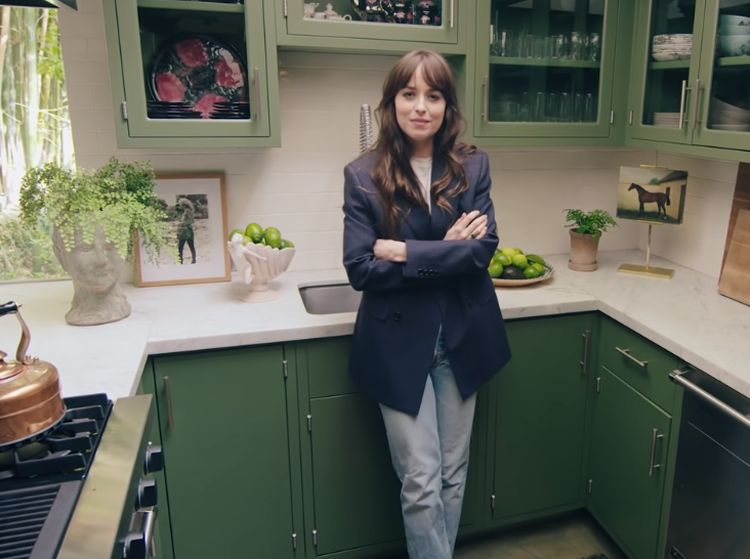 10 Potret Dapur Dakota Johnson yang Serba Hijau dan Penuh Barang Antik