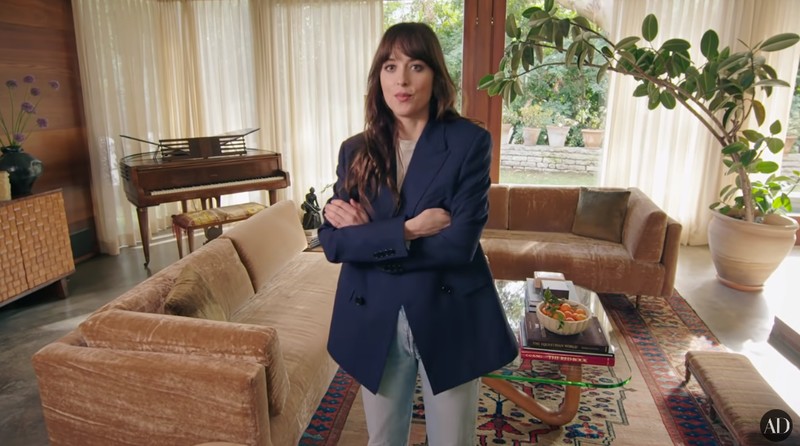 10 Potret Dapur Dakota Johnson yang Serba Hijau dan Penuh Barang Antik