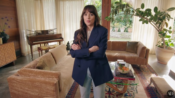 Dapur Dakota Johnson 10 Potret Dapur Dakota Johnson yang Serba Hijau dan Penuh Barang Antik