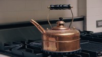 Bahkan di atas kompornya juga terlihat sebuah teko antik. Teko tersebut masih digunakannya untuk memasak air panas guna minum maupun kebutuhan yang lain. Foto: YouTube/Architectural Digest