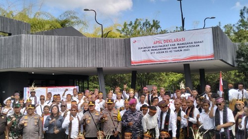 Deklarasi dukungan masyarakat Labuan Bajo untuk menyukseskan KTT ASEAN, Jumat (5/5/2023). Deklarasi itu melibatkan tokoh masyarakat, tokoh agama, tokoh adat, tokoh pemuda, dan paguyuban daerah lain di Labuan Bajo. (Ambrosius Ardin/detikBali)