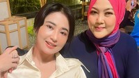 Penampilan artis Dewi Perssik kini terlihat bikin pangling. Pasalnya, wanita berusia 37 tahun ini baru saja melakukan operasi pada kelopak mata bagian bawahnya. (Foto: Instagram @dewiperssik9)