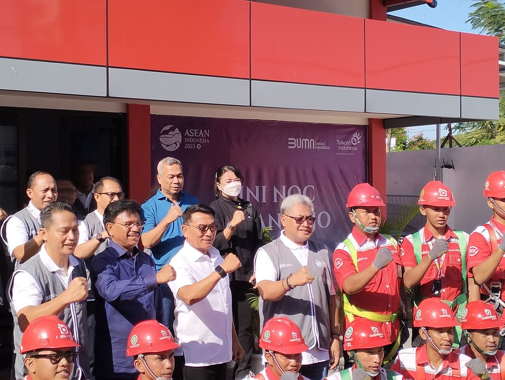 Direktur Network & IT Solution Telkom Herlan Wijanarko membagikan rompi kepada Satgas KTT ASEAN TelkomGroup saat Apel Kesiapan Satgas KTT ASEAN