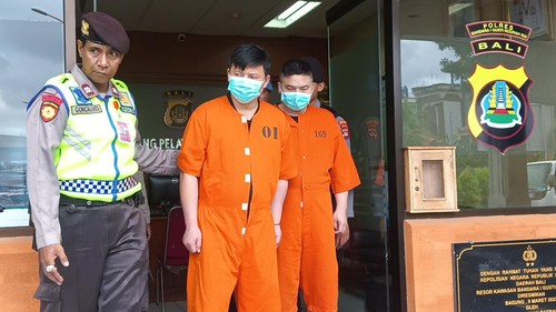 Dua WNA China sindikat pencurian kartu kredit saat dirilis di Polres Kawasan Bandara Internasional I Gusti Ngurah Rai Bali, Jumat (5/5/2023). (Triwidiyanti/detikBali)