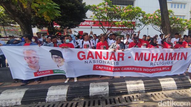 Sejumlah orang melakukan unjuk rasa di Jalan Pahlawan seberang kantor Gubernur Jawa Tengah. Mereka mendukung Ganjar berpasangan dengan Muhaimin Iskandar di Pilpres 2024.