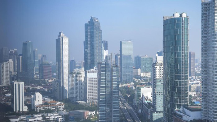 Gedung bertingkat terlihat dari kawasan Jalan Jendral Sudirman, Jakarta, Jumat (5/5/2023). Badan Pusat Statistik (BPS) mencatat pertumbuhan ekonomi Indonesia pada kuartal I tahun 2023 mencapai 5,03 persen secara tahunan (yoy) yaitu mengalami kontraksi 0,92 persen dibandingkan pada kuartal IV tahun 2022.