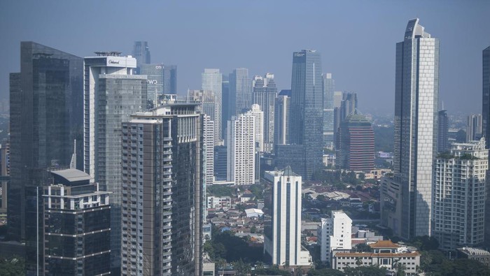 Gedung bertingkat terlihat dari kawasan Jalan Jendral Sudirman, Jakarta, Jumat (5/5/2023). Badan Pusat Statistik (BPS) mencatat pertumbuhan ekonomi Indonesia pada kuartal I tahun 2023 mencapai 5,03 persen secara tahunan (yoy) yaitu mengalami kontraksi 0,92 persen dibandingkan pada kuartal IV tahun 2022.