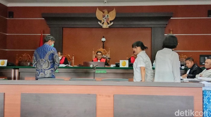 Eks Walkot Manado Vicky Lumentut saat memberi kesaksian dalam sidang kasus korupsi PT Air Manado.