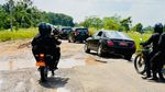 Ketika Mobil Kepresidenan Dipaksa Gasruk di Jalanan Rusak Lampung