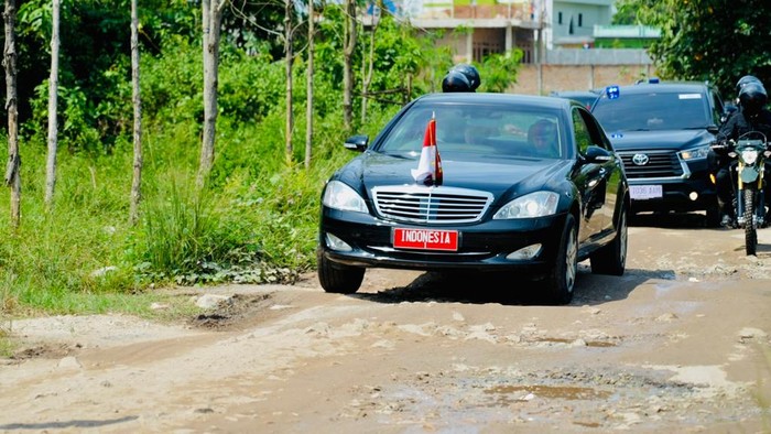 Ekspresi Jokowi Saat Naik Mobil Lintasi Jalanan Rusak Lampung dan Berlubang (Laily Rachev/Biro Pers Sekretariat Presiden)