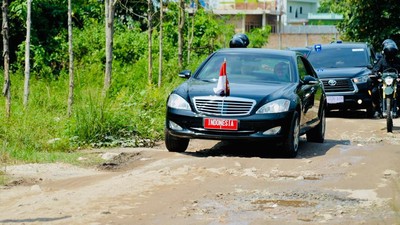 Bak Offroad, Mobil Jokowi Melintas Jalan Rusak Dajjal di Lampung