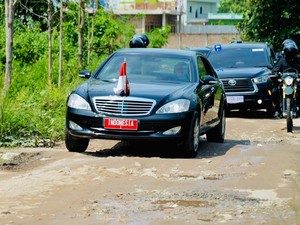 Mobil RI-1 Kerepotan Lewat Jalan Rusak Lampung, Off Road Memang Lebih Pas Pakai SUV