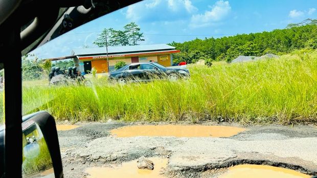 Ekspresi Jokowi Saat Naik Mobil Lintasi Jalanan Rusak Lampung dan Berlubang (Laily Rachev/Biro Pers Sekretariat Presiden)