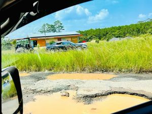 Warga Sebut Jalan Rusak di Lampung Mirip Bumbu Pecal saat Hujan