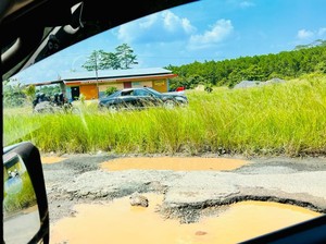 Duh! Mobil Erick Thohir Nyangkut di Jalan Rusak Lampung