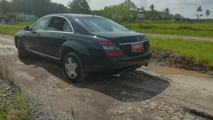 Ekspresi Jokowi Saat Naik Mobil Lintasi Jalanan Rusak Lampung dan Berlubang (Laily Rachev/Biro Pers Sekretariat Presiden)