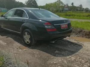 Mobil Jokowi Kesulitan Lewati Jalan Berlubang di Lampung