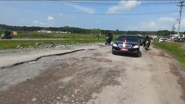 Ekspresi Jokowi Saat Naik Mobil Lintasi Jalanan Rusak Lampung dan Berlubang (Laily Rachev/Biro Pers Sekretariat Presiden)