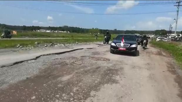 Ekspresi Jokowi Saat Naik Mobil Lintasi Jalanan Rusak Lampung dan Berlubang (Laily Rachev/Biro Pers Sekretariat Presiden)