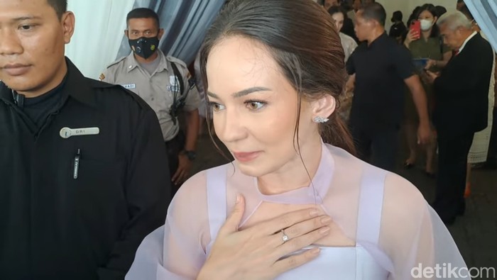 Enzy Storia ditemui usai pemberkatan pernikahan Jessica Mila dan Yakub Hasibuan.