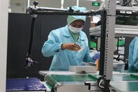 fotoinet perakitan oppo find n2 flip di pabrik oppo indonesia
