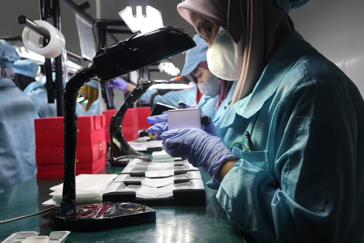 fotoinet perakitan oppo find n2 flip di pabrik oppo indonesia