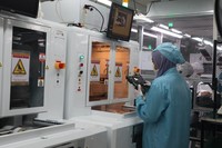 fotoinet perakitan oppo find n2 flip di pabrik oppo indonesia