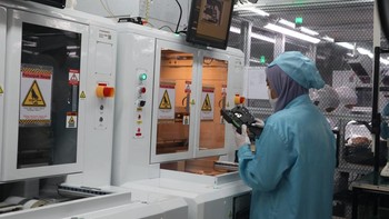 Setelah pemasangan komponen hardware selesai masuk ke bagian penguncian dengan mur di mesin otomatis. Mesin ini akan berbunyi jika tidak ada yang pas, unit akan dikembalikan lagi dari awal untuk dicek ulang. (Foto: Dok. Oppo Indonesia/Tek: Josina)