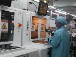 Spesial! Mengintip Perakitan Oppo Find N2 Flip di Pabrik Indonesia