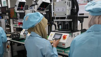 Bagian menarik lainnya adalah pemasangan tempered glass dengan mesin degassing yang didatangkan langsung dari China. Proses ini dilakukan di dalam ruangan steril dan bebas debu. Tujuan mesin ini adalah mereduksi tekanan udara untuk merapatkan antigores dan membebaskannya dari gelembung udara. Foto: Dok. Oppo Indonesia