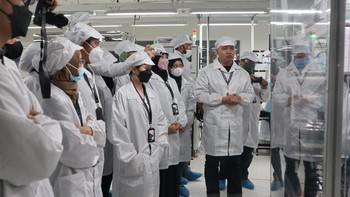 Untuk memasuki area line produksi semua wajib menggunakan pakaian khusus dari ujung kepala hingga kaki. (Foto: Dok. Oppo Indonesia/Teks: Josina)
