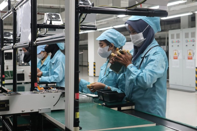 fotoinet perakitan oppo find n2 flip di pabrik oppo indonesia